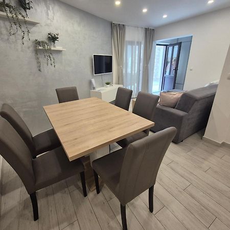 Apartment Rika Omiš Esterno foto