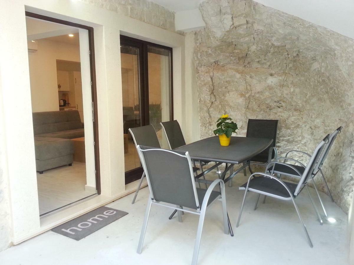 Apartment Rika Omiš Esterno foto